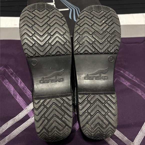 Dansko Women’s Shiny Dark Purple Clogs - Picture 11 of 11